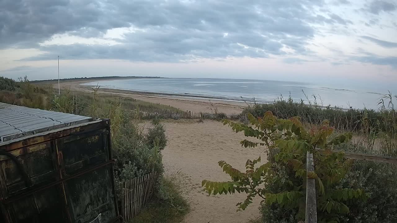 Saint-Denis-d'Oleron  Plage des Huttes Surf Beach Live Cam  - Rochefort, Charente-Maritime, Nouvelle-Aquitaine, France 
