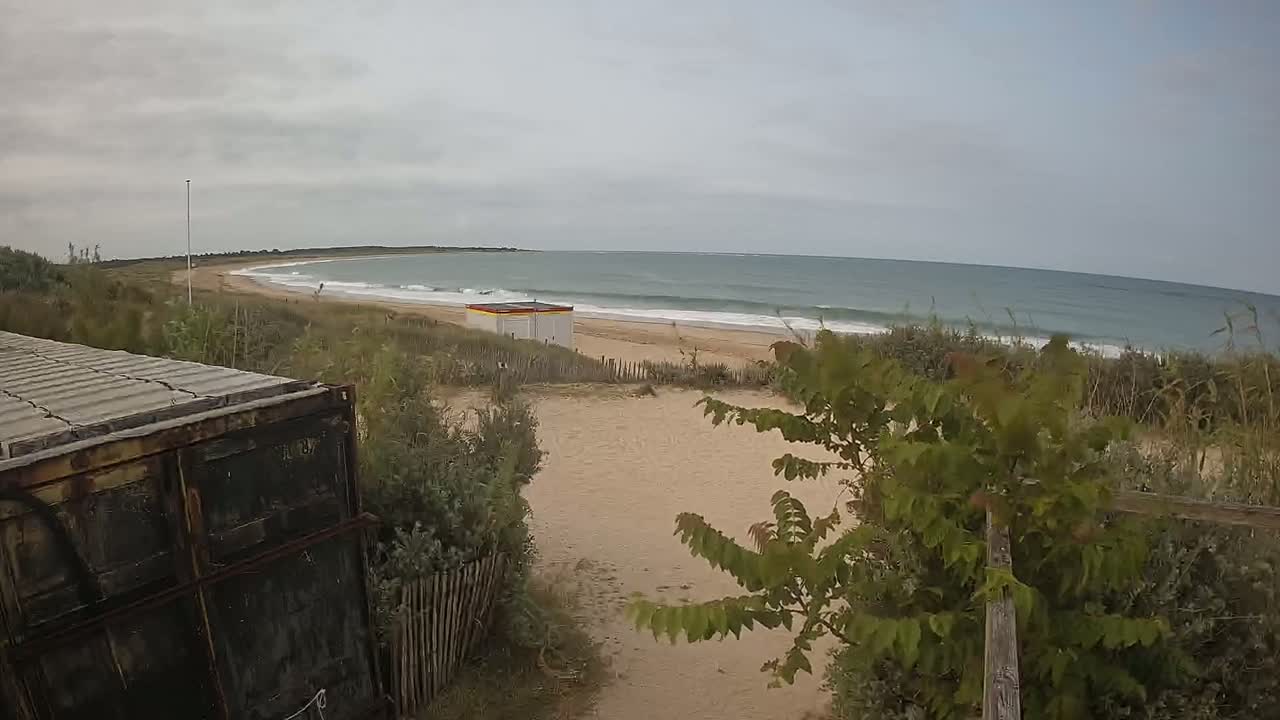 Saint-Denis-d'Oleron  Plage des Huttes Surf Beach Live Cam  - Rochefort, Charente-Maritime, Nouvelle-Aquitaine, France 