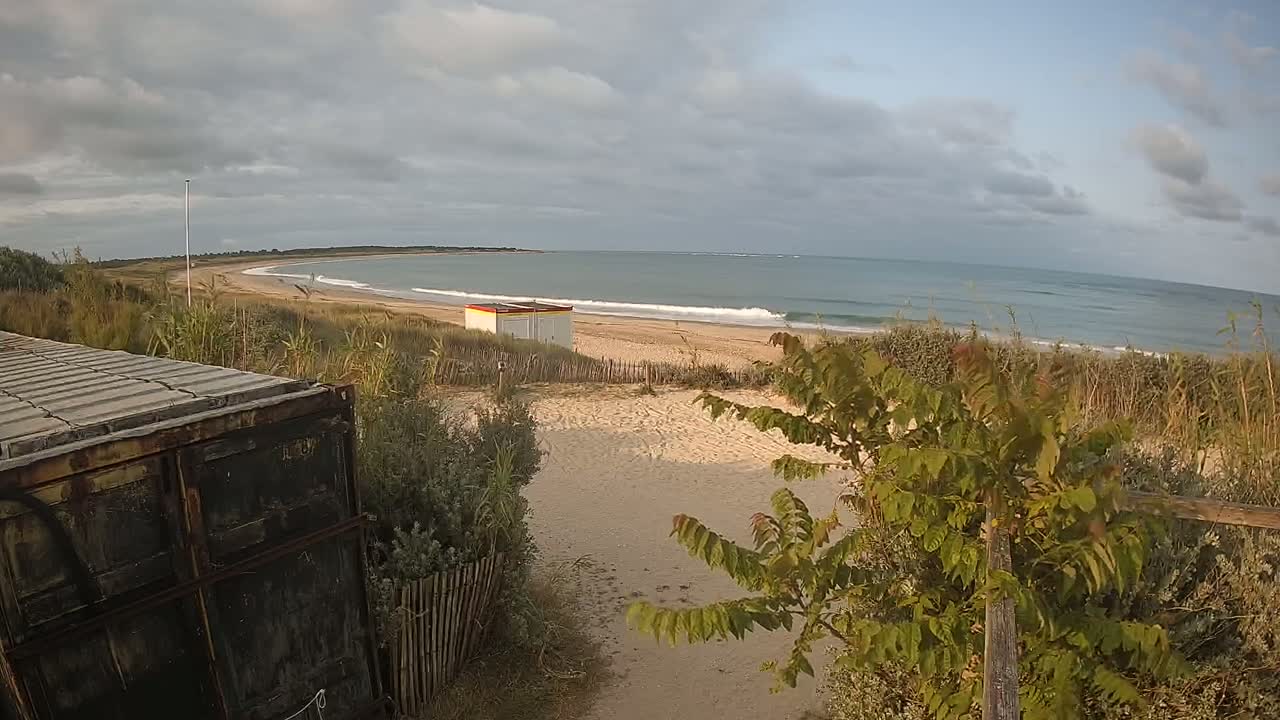 Saint-Denis-d'Oleron  Plage des Huttes Surf Beach Live Cam  - Rochefort, Charente-Maritime, Nouvelle-Aquitaine, France 