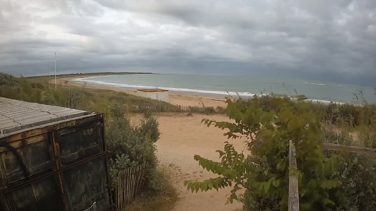 Saint-Denis-d'Oleron  Plage des Huttes Surf Beach Live Cam  - Rochefort, Charente-Maritime, Nouvelle-Aquitaine, France 
