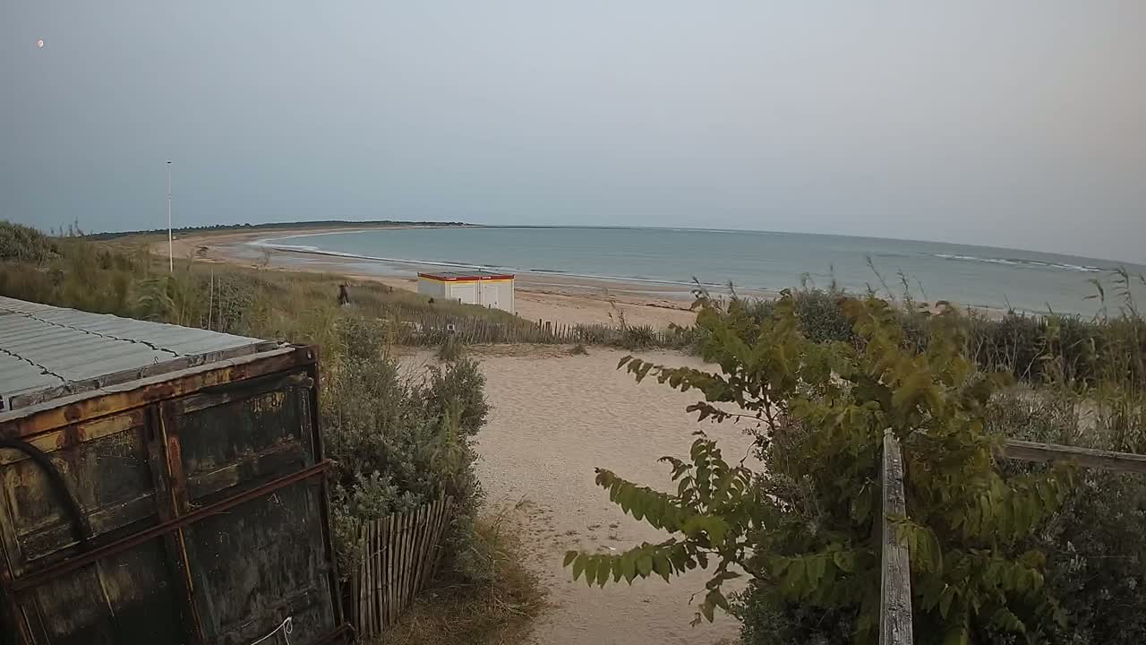 Saint-Denis-d'Oleron  Plage des Huttes Surf Beach Live Cam  - Rochefort, Charente-Maritime, Nouvelle-Aquitaine, France 