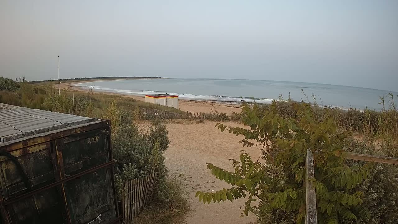Saint-Denis-d'Oleron  Plage des Huttes Surf Beach Live Cam  - Rochefort, Charente-Maritime, Nouvelle-Aquitaine, France 