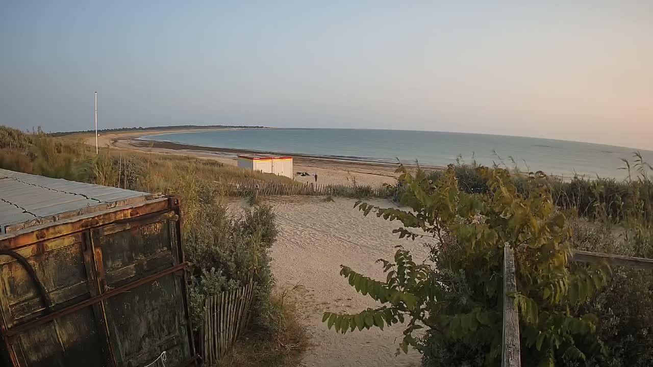 Saint-Denis-d'Oleron  Plage des Huttes Surf Beach Live Cam  - Rochefort, Charente-Maritime, Nouvelle-Aquitaine, France 