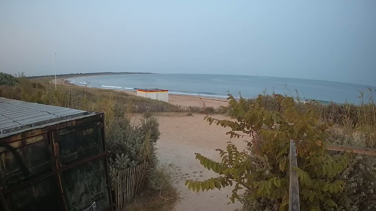 Saint-Denis-d'Oleron  Plage des Huttes Surf Beach Live Cam  - Rochefort, Charente-Maritime, Nouvelle-Aquitaine, France 