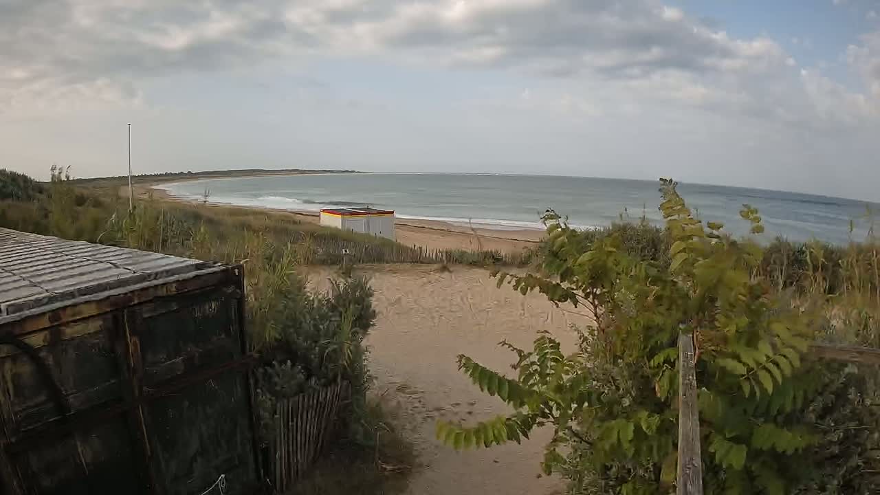 Saint-Denis-d'Oleron  Plage des Huttes Surf Beach Live Cam  - Rochefort, Charente-Maritime, Nouvelle-Aquitaine, France 