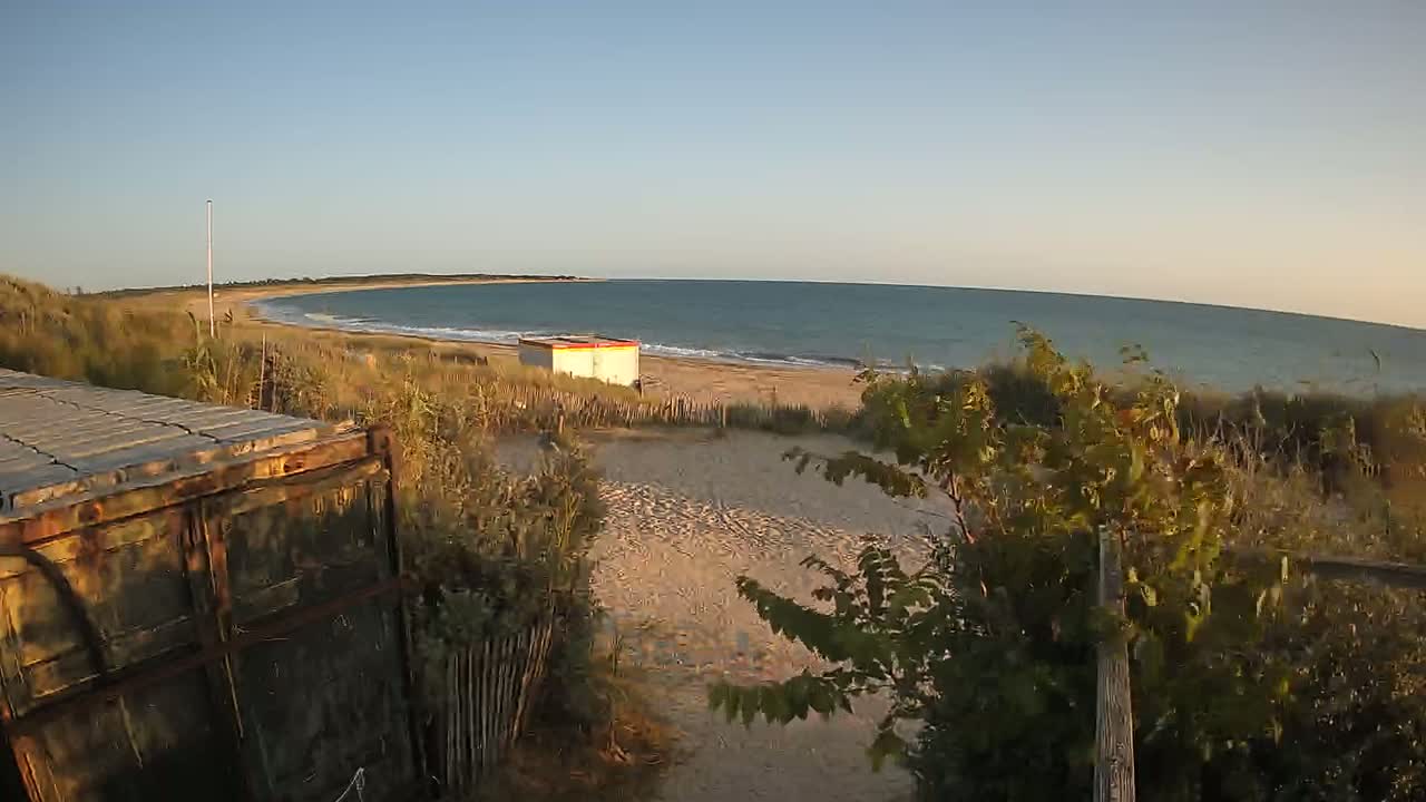 Saint-Denis-d'Oleron  Plage des Huttes Surf Beach Live Cam  - Rochefort, Charente-Maritime, Nouvelle-Aquitaine, France 