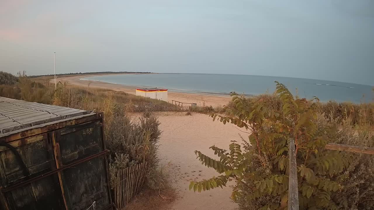 Saint-Denis-d'Oleron  Plage des Huttes Surf Beach Live Cam  - Rochefort, Charente-Maritime, Nouvelle-Aquitaine, France 