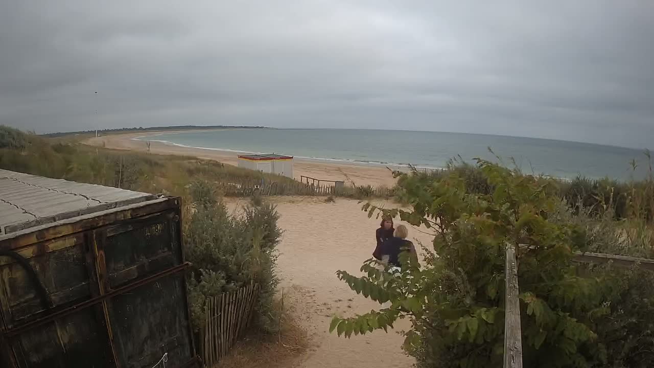 Saint-Denis-d'Oleron  Plage des Huttes Surf Beach Live Cam  - Rochefort, Charente-Maritime, Nouvelle-Aquitaine, France 