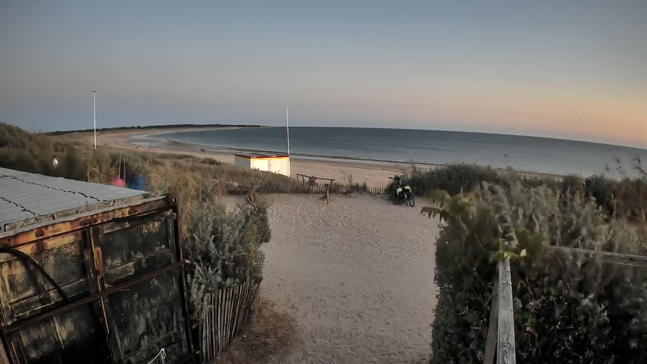 Saint-Denis-d'Oleron  Plage des Huttes Surf Beach Live Cam  - Rochefort, Charente-Maritime, Nouvelle-Aquitaine, France 
