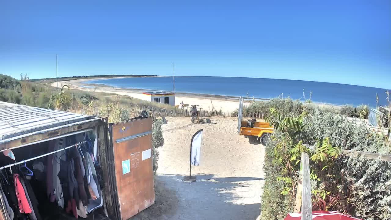 Saint-Denis-d'Oleron  Plage des Huttes Surf Beach Live Cam  - Rochefort, Charente-Maritime, Nouvelle-Aquitaine, France 