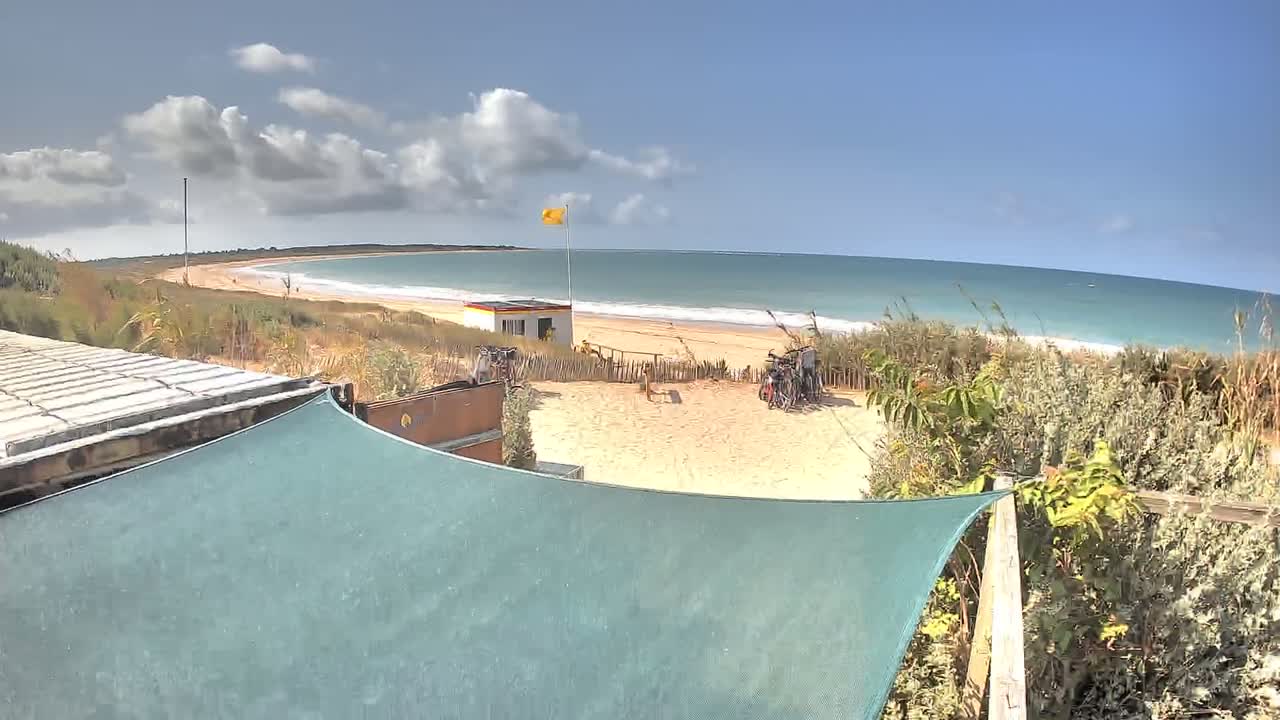 Saint-Denis-d'Oleron  Plage des Huttes Surf Beach Live Cam  - Rochefort, Charente-Maritime, Nouvelle-Aquitaine, France 