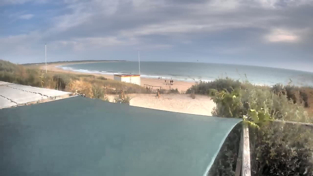 Saint-Denis-d'Oleron  Plage des Huttes Surf Beach Live Cam  - Rochefort, Charente-Maritime, Nouvelle-Aquitaine, France 