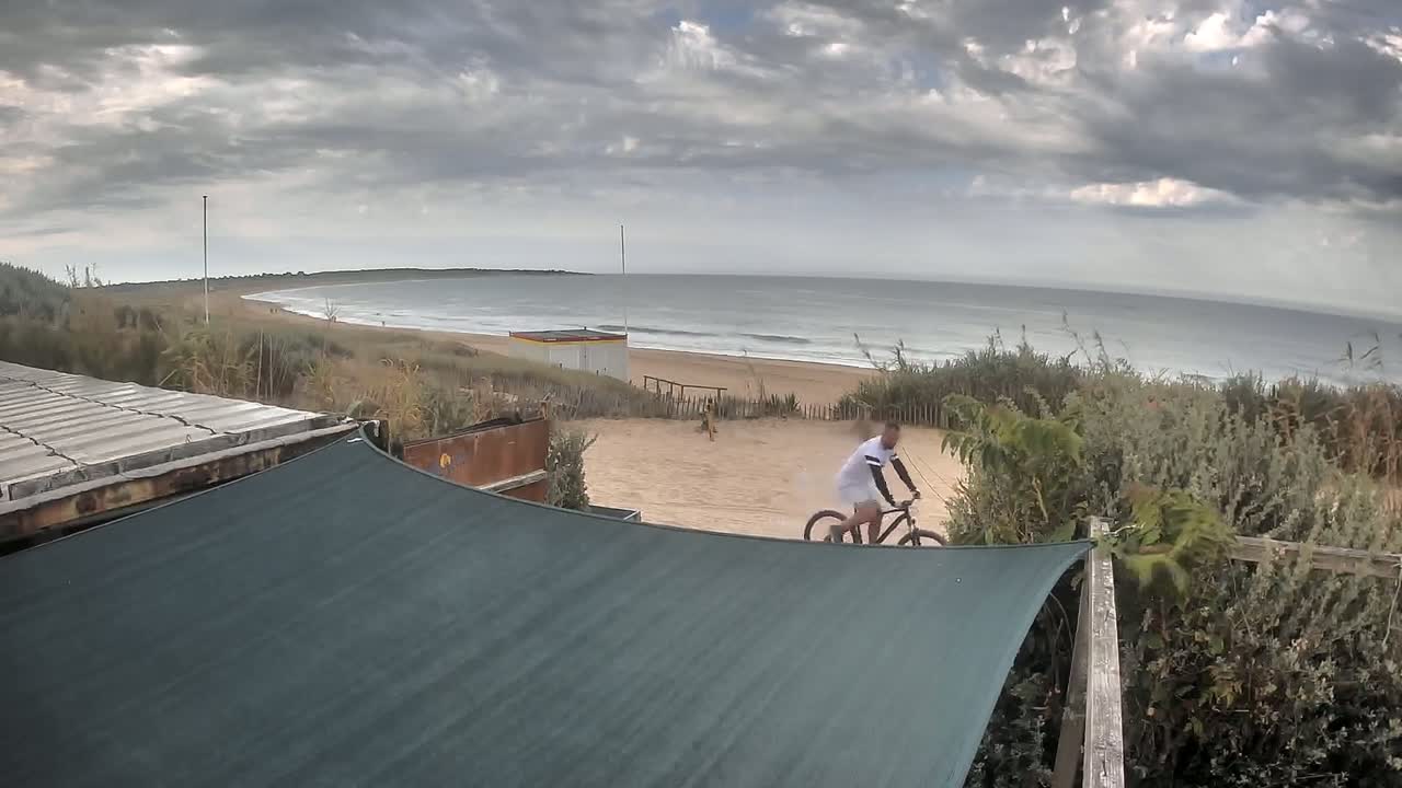 Saint-Denis-d'Oleron  Plage des Huttes Surf Beach Live Cam  - Rochefort, Charente-Maritime, Nouvelle-Aquitaine, France 