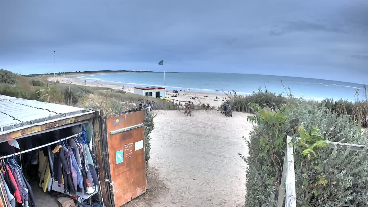 Saint-Denis-d'Oleron  Plage des Huttes Surf Beach Live Cam  - Rochefort, Charente-Maritime, Nouvelle-Aquitaine, France 