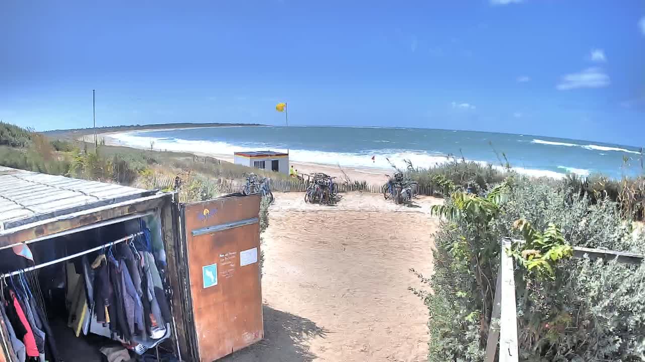 Saint-Denis-d'Oleron  Plage des Huttes Surf Beach Live Cam  - Rochefort, Charente-Maritime, Nouvelle-Aquitaine, France 