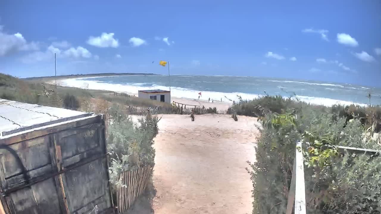 Saint-Denis-d'Oleron  Plage des Huttes Surf Beach Live Cam  - Rochefort, Charente-Maritime, Nouvelle-Aquitaine, France 