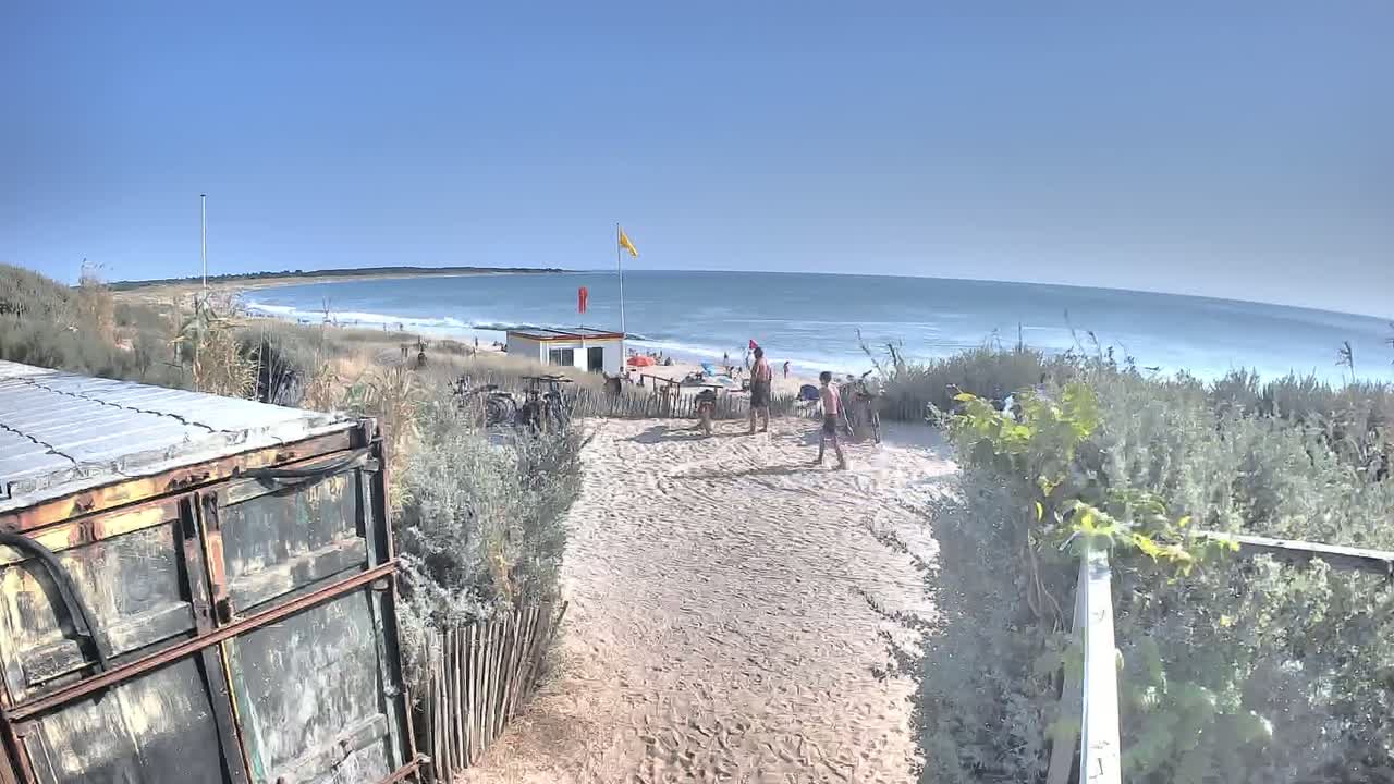Saint-Denis-d'Oleron  Plage des Huttes Surf Beach Live Cam  - Rochefort, Charente-Maritime, Nouvelle-Aquitaine, France 