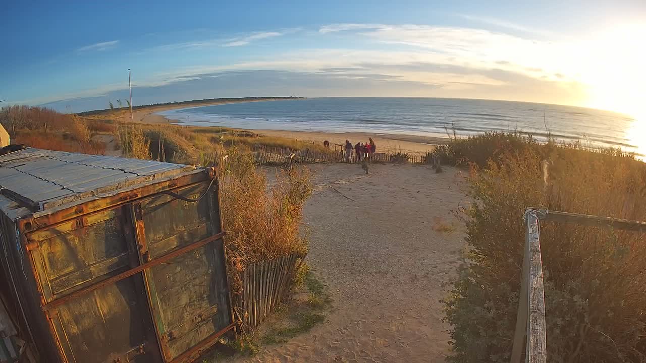 Saint-Denis-d'Oleron  Plage des Huttes Surf Beach Live Cam  - Rochefort, Charente-Maritime, Nouvelle-Aquitaine, France 