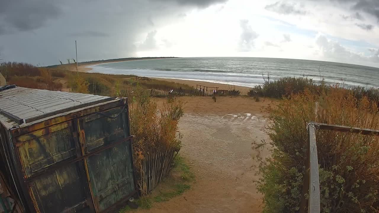 Saint-Denis-d'Oleron  Plage des Huttes Surf Beach Live Cam  - Rochefort, Charente-Maritime, Nouvelle-Aquitaine, France 