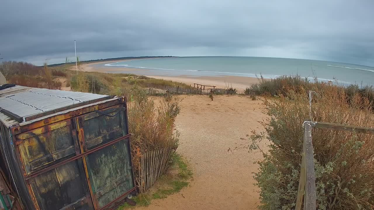 Saint-Denis-d'Oleron  Plage des Huttes Surf Beach Live Cam  - Rochefort, Charente-Maritime, Nouvelle-Aquitaine, France 