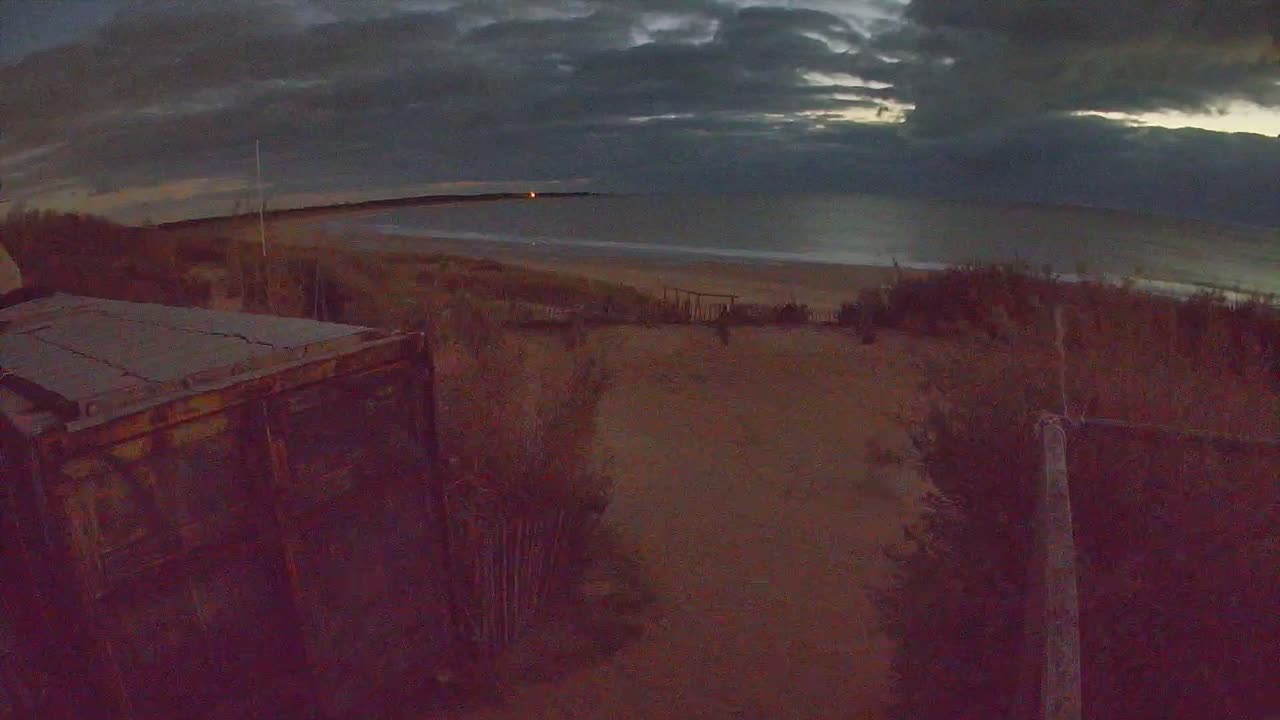 Saint-Denis-d'Oleron  Plage des Huttes Surf Beach Live Cam  - Rochefort, Charente-Maritime, Nouvelle-Aquitaine, France 
