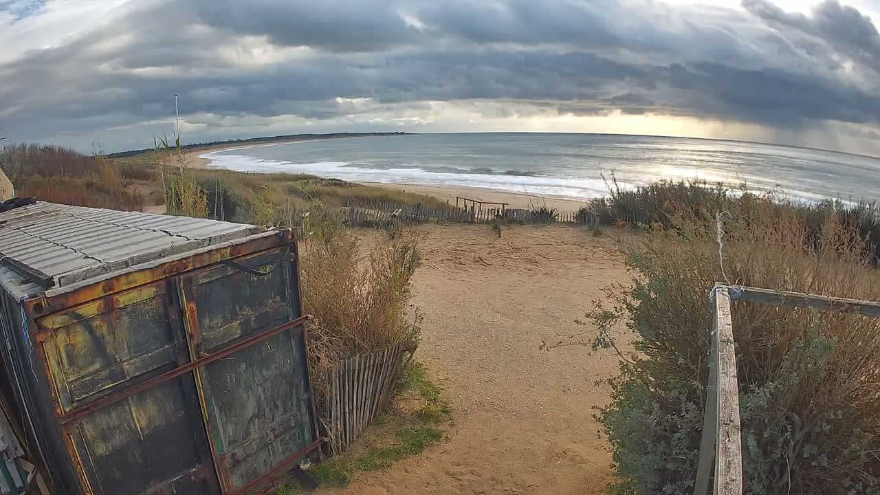 Saint-Denis-d'Oleron  Plage des Huttes Surf Beach Live Cam  - Rochefort, Charente-Maritime, Nouvelle-Aquitaine, France 