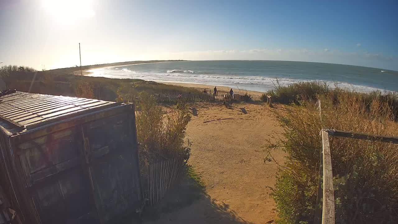 Saint-Denis-d'Oleron  Plage des Huttes Surf Beach Live Cam  - Rochefort, Charente-Maritime, Nouvelle-Aquitaine, France 