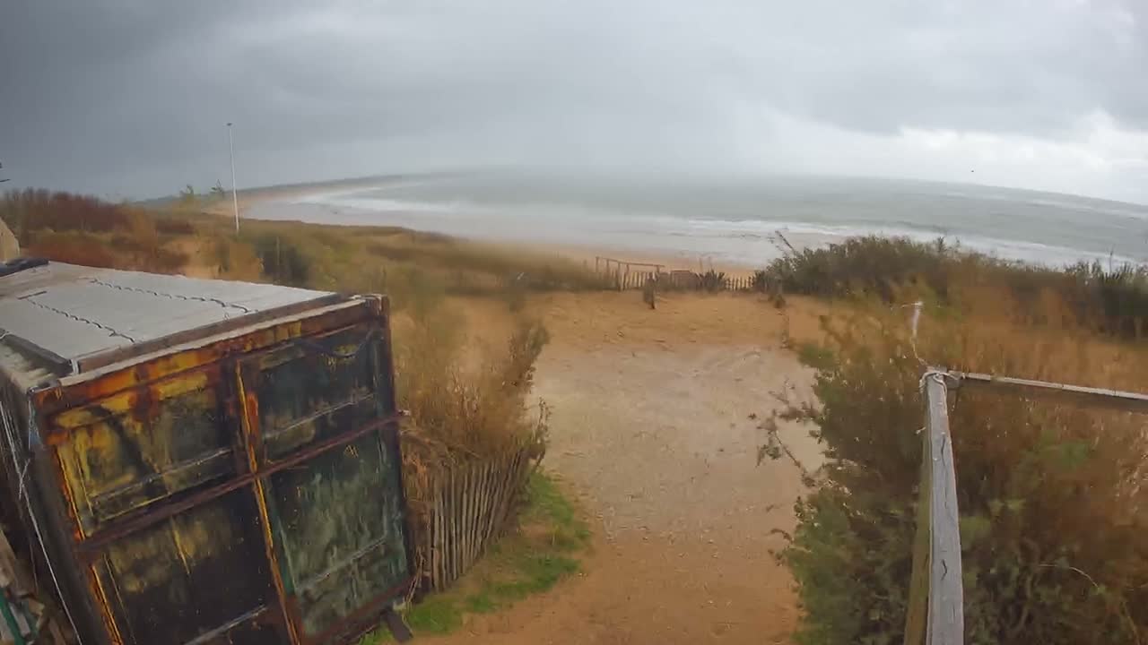 Saint-Denis-d'Oleron  Plage des Huttes Surf Beach Live Cam  - Rochefort, Charente-Maritime, Nouvelle-Aquitaine, France 
