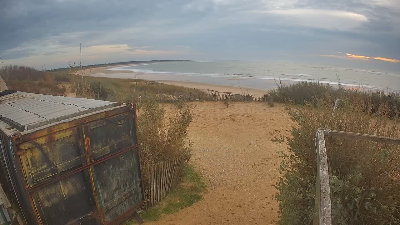 Saint-Denis-d'Oleron  Plage des Huttes Surf Beach Live Cam  - Rochefort, Charente-Maritime, Nouvelle-Aquitaine, France 