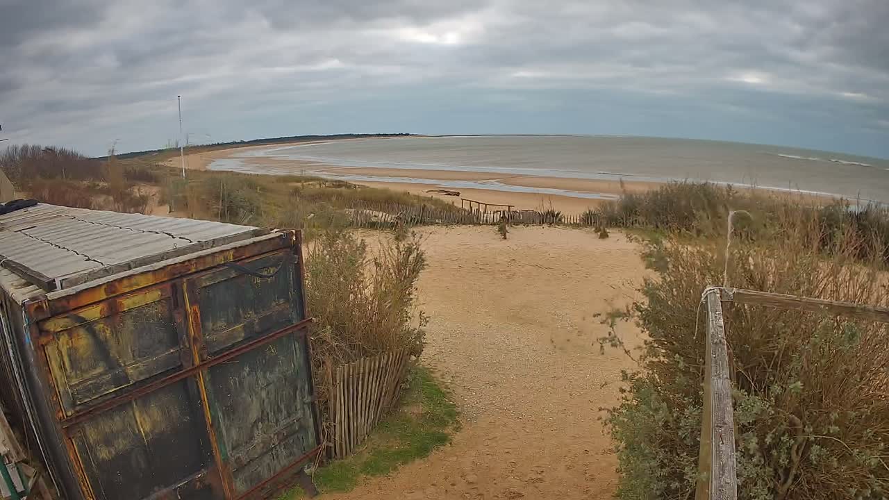 Saint-Denis-d'Oleron  Plage des Huttes Surf Beach Live Cam  - Rochefort, Charente-Maritime, Nouvelle-Aquitaine, France 