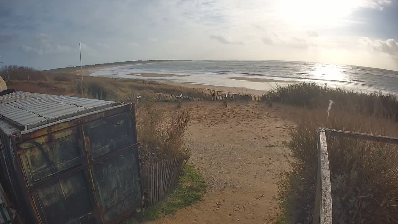 Saint-Denis-d'Oleron  Plage des Huttes Surf Beach Live Cam  - Rochefort, Charente-Maritime, Nouvelle-Aquitaine, France 