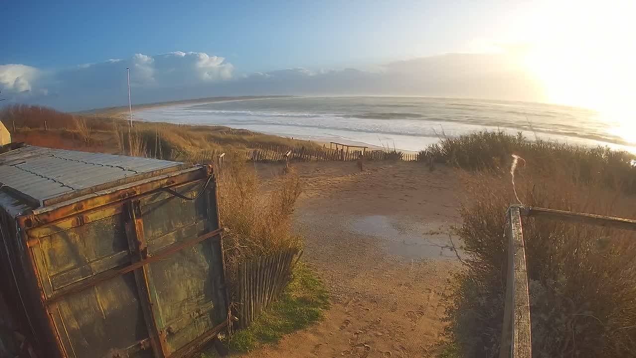 Saint-Denis-d'Oleron  Plage des Huttes Surf Beach Live Cam  - Rochefort, Charente-Maritime, Nouvelle-Aquitaine, France 