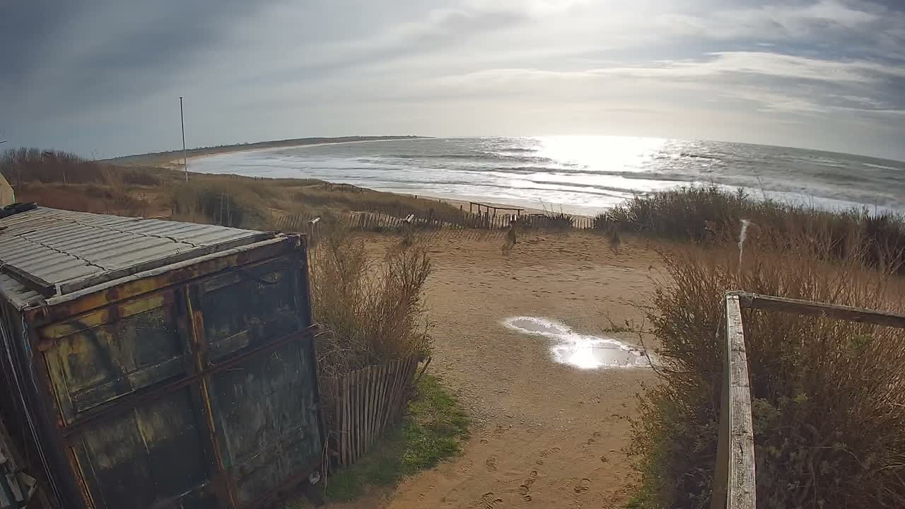 Saint-Denis-d'Oleron  Plage des Huttes Surf Beach Live Cam  - Rochefort, Charente-Maritime, Nouvelle-Aquitaine, France 