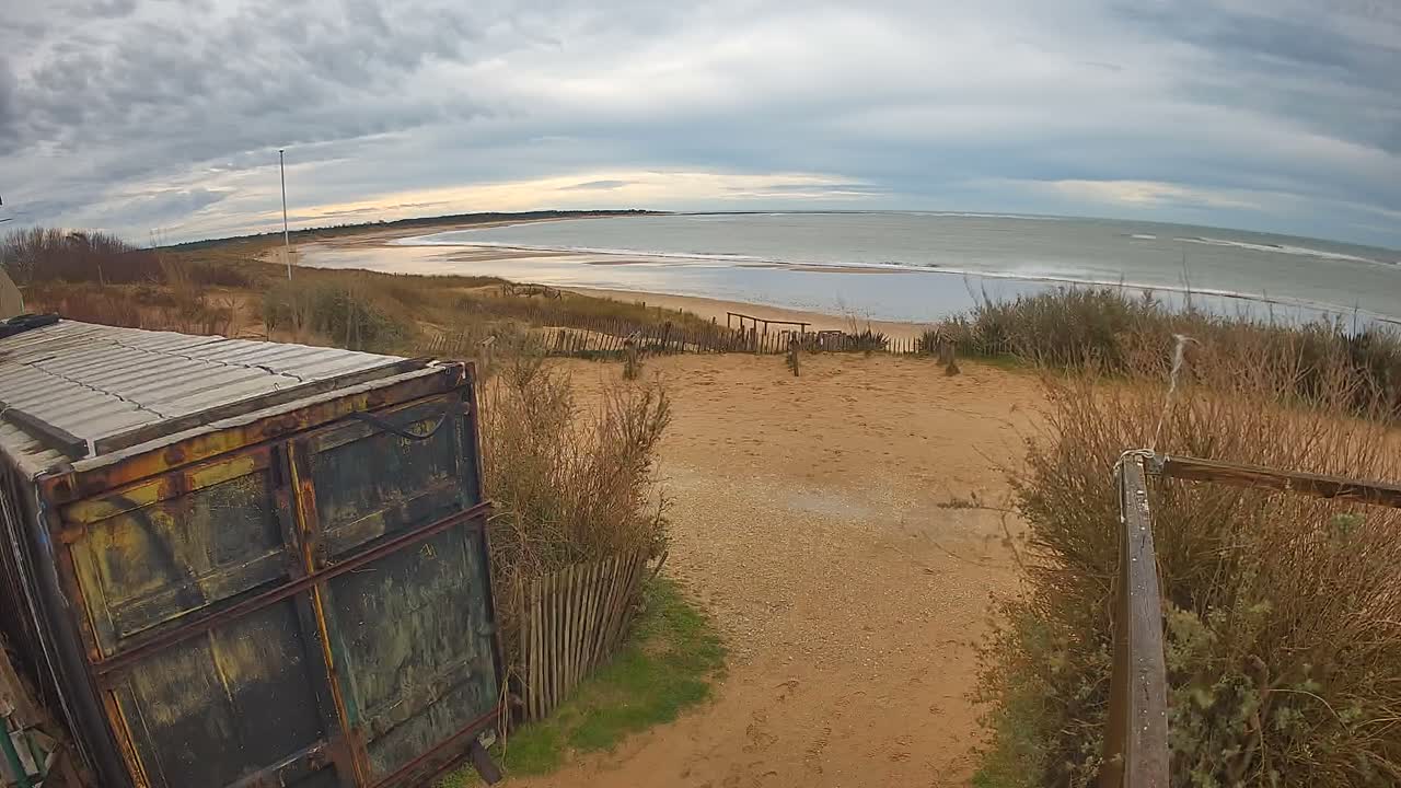 Saint-Denis-d'Oleron  Plage des Huttes Surf Beach Live Cam  - Rochefort, Charente-Maritime, Nouvelle-Aquitaine, France 