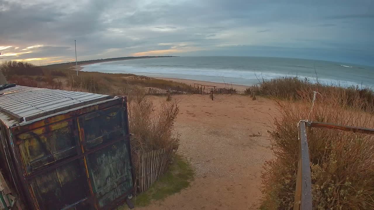 Saint-Denis-d'Oleron  Plage des Huttes Surf Beach Live Cam  - Rochefort, Charente-Maritime, Nouvelle-Aquitaine, France 