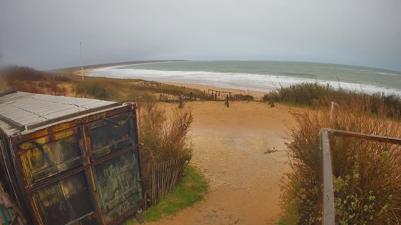 Saint-Denis-d'Oleron  Plage des Huttes Surf Beach Live Cam  - Rochefort, Charente-Maritime, Nouvelle-Aquitaine, France 