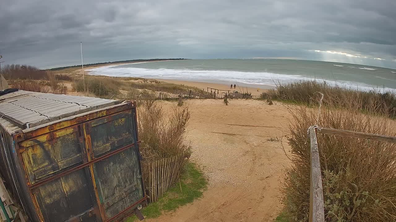 Saint-Denis-d'Oleron  Plage des Huttes Surf Beach Live Cam  - Rochefort, Charente-Maritime, Nouvelle-Aquitaine, France 