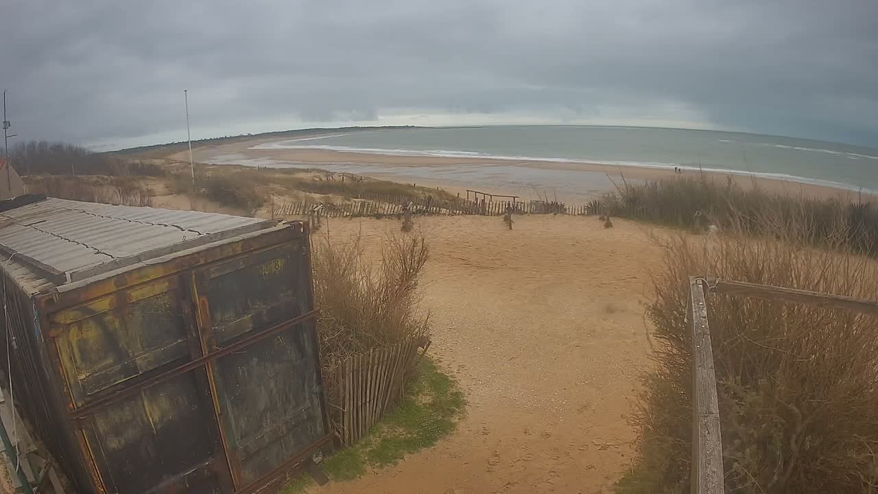 Saint-Denis-d'Oleron  Plage des Huttes Surf Beach Live Cam  - Rochefort, Charente-Maritime, Nouvelle-Aquitaine, France 