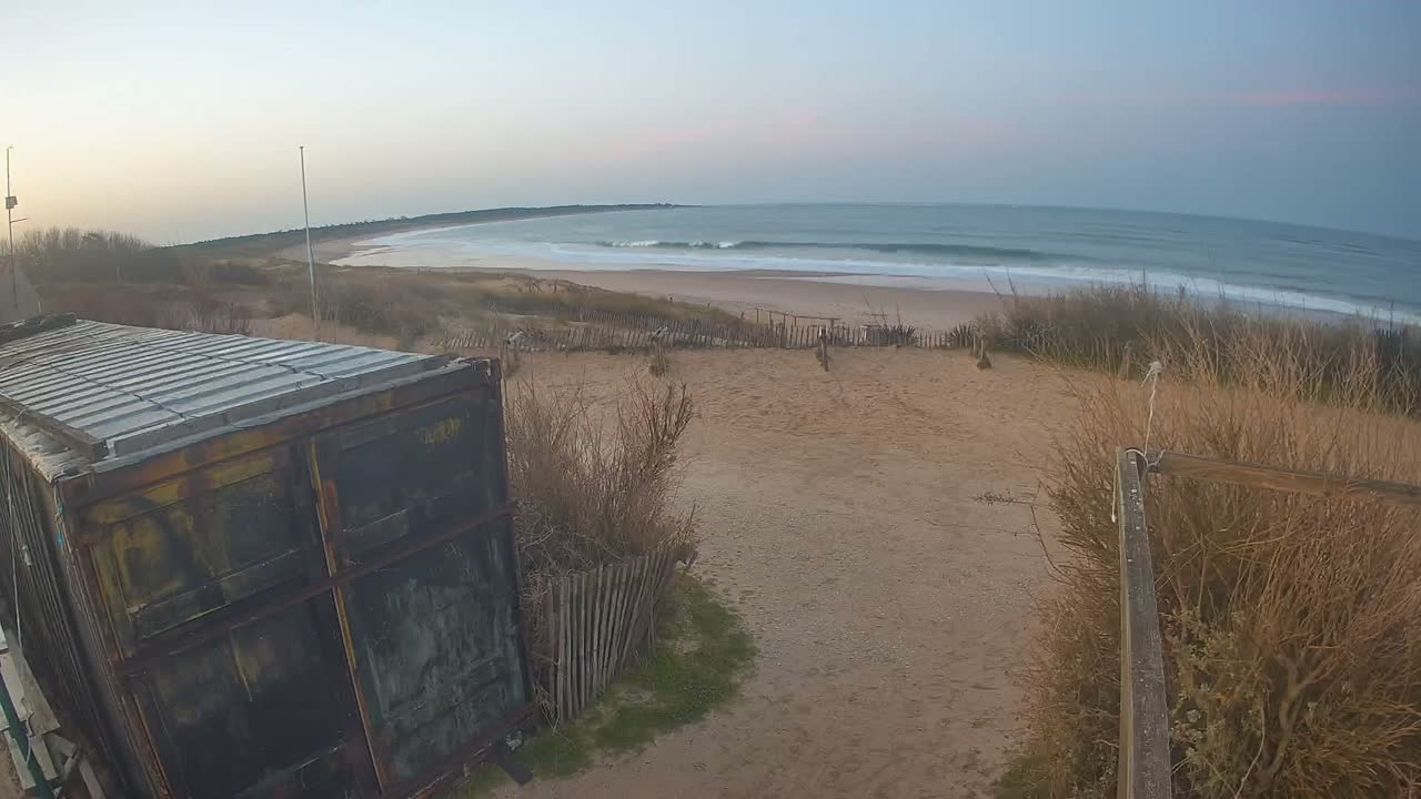 Saint-Denis-d'Oleron  Plage des Huttes Surf Beach Live Cam  - Rochefort, Charente-Maritime, Nouvelle-Aquitaine, France 