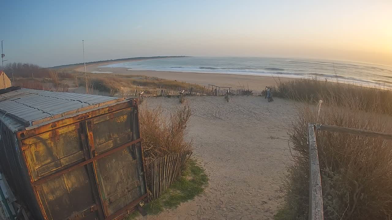 Saint-Denis-d'Oleron  Plage des Huttes Surf Beach Live Cam  - Rochefort, Charente-Maritime, Nouvelle-Aquitaine, France 