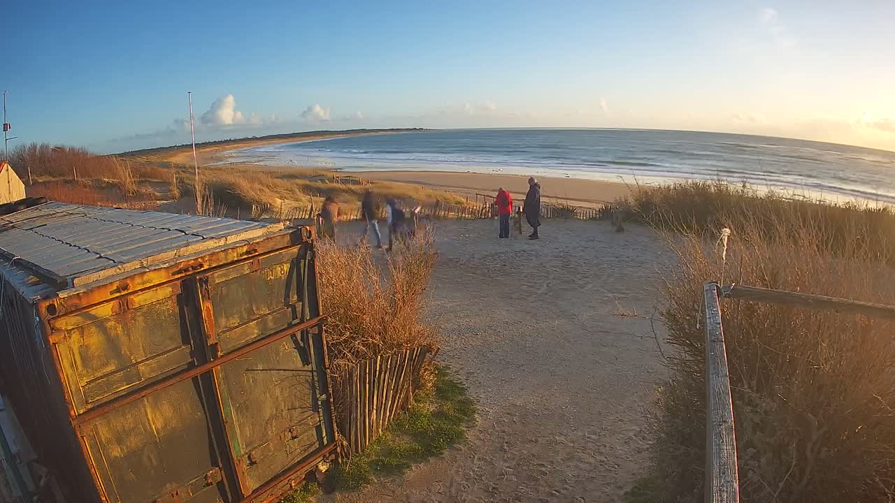 Saint-Denis-d'Oleron  Plage des Huttes Surf Beach Live Cam  - Rochefort, Charente-Maritime, Nouvelle-Aquitaine, France 