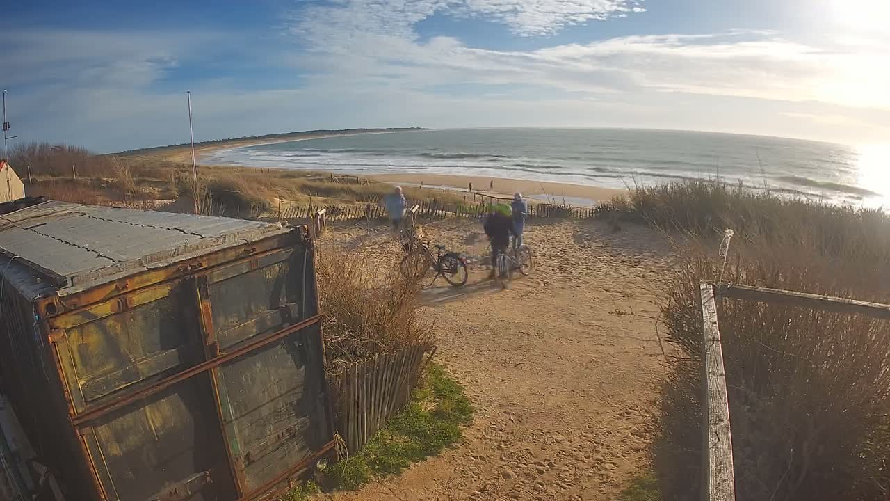 Saint-Denis-d'Oleron  Plage des Huttes Surf Beach Live Cam  - Rochefort, Charente-Maritime, Nouvelle-Aquitaine, France 