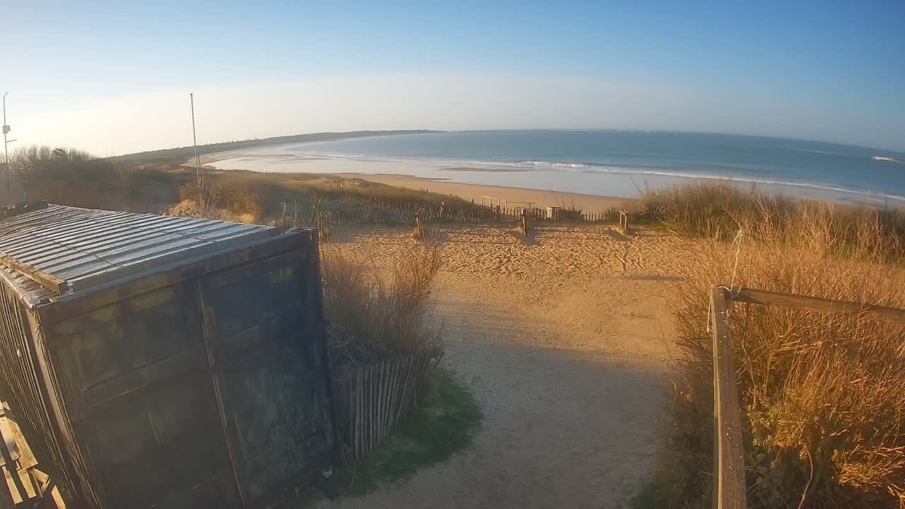 Saint-Denis-d'Oleron  Plage des Huttes Surf Beach Live Cam  - Rochefort, Charente-Maritime, Nouvelle-Aquitaine, France 