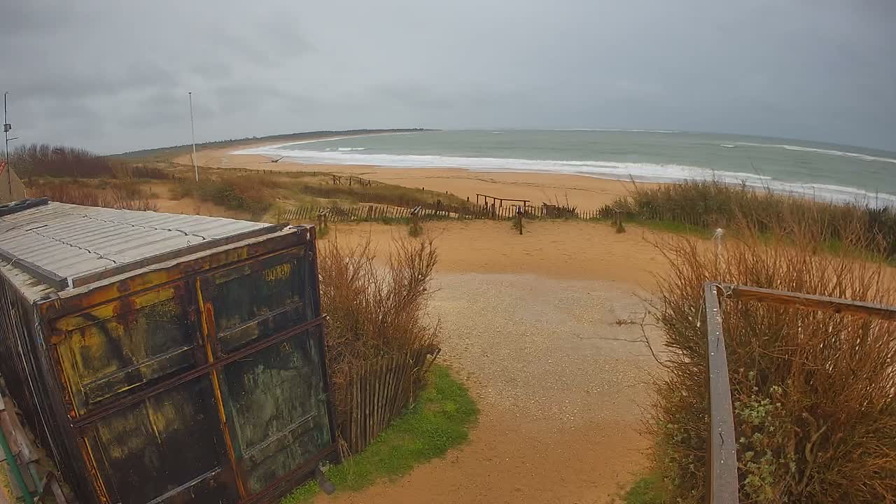 Saint-Denis-d'Oleron  Plage des Huttes Surf Beach Live Cam  - Rochefort, Charente-Maritime, Nouvelle-Aquitaine, France 