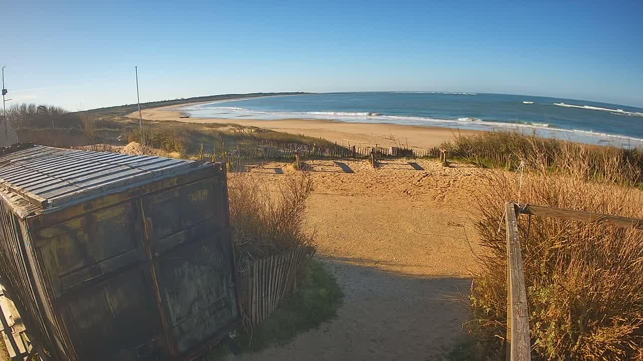Saint-Denis-d'Oleron  Plage des Huttes Surf Beach Live Cam  - Rochefort, Charente-Maritime, Nouvelle-Aquitaine, France 