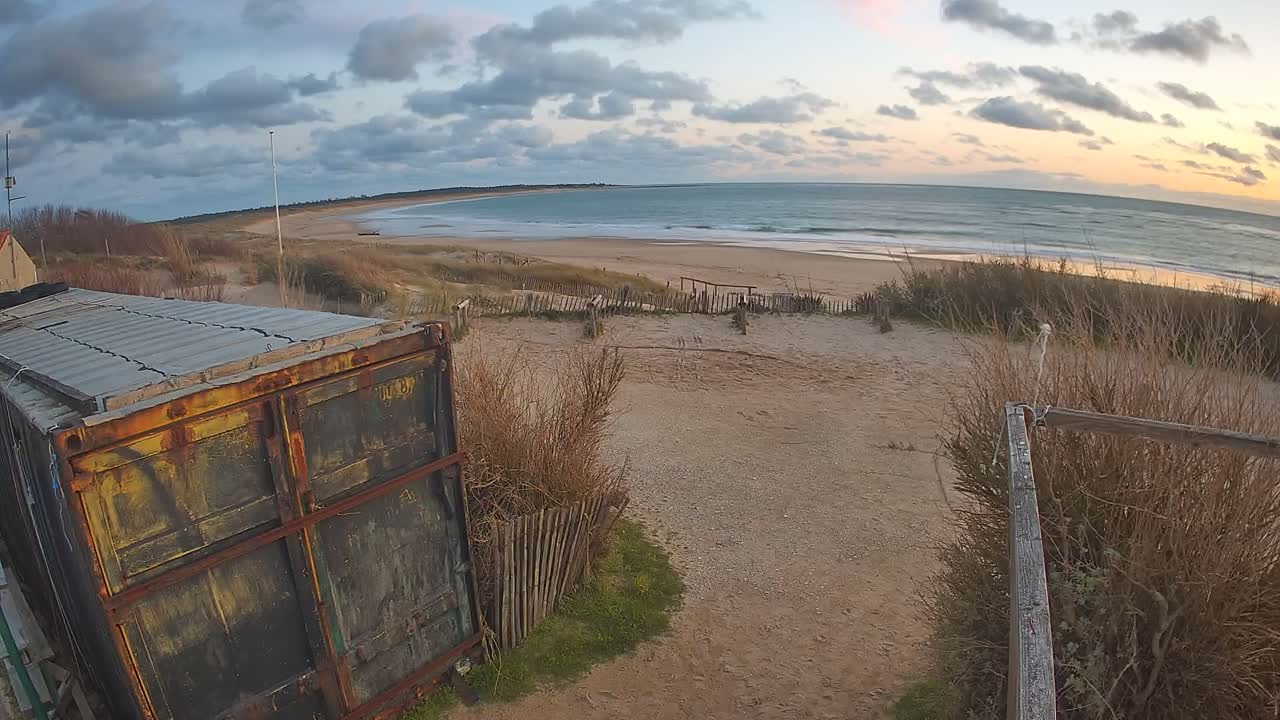 Saint-Denis-d'Oleron  Plage des Huttes Surf Beach Live Cam  - Rochefort, Charente-Maritime, Nouvelle-Aquitaine, France 