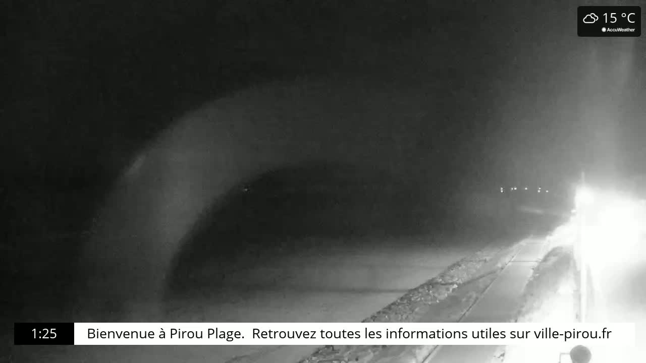 A nighttime, foggy scene shows a road and what appears to be a beach in the distance, with the temperature at 15°C.
