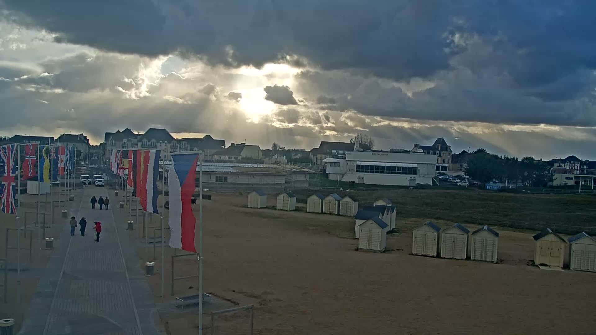 Ouistreham City & Plage de Ouistreham  Beach - Port  Live Cam - Caen, Calvados, Normandie, France