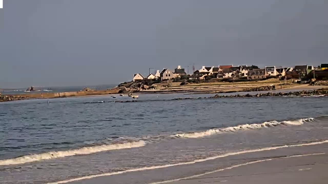 Plouescat Beach Line & City PTZ Live Cam - Morlaix, Finistère, Bretagne, France