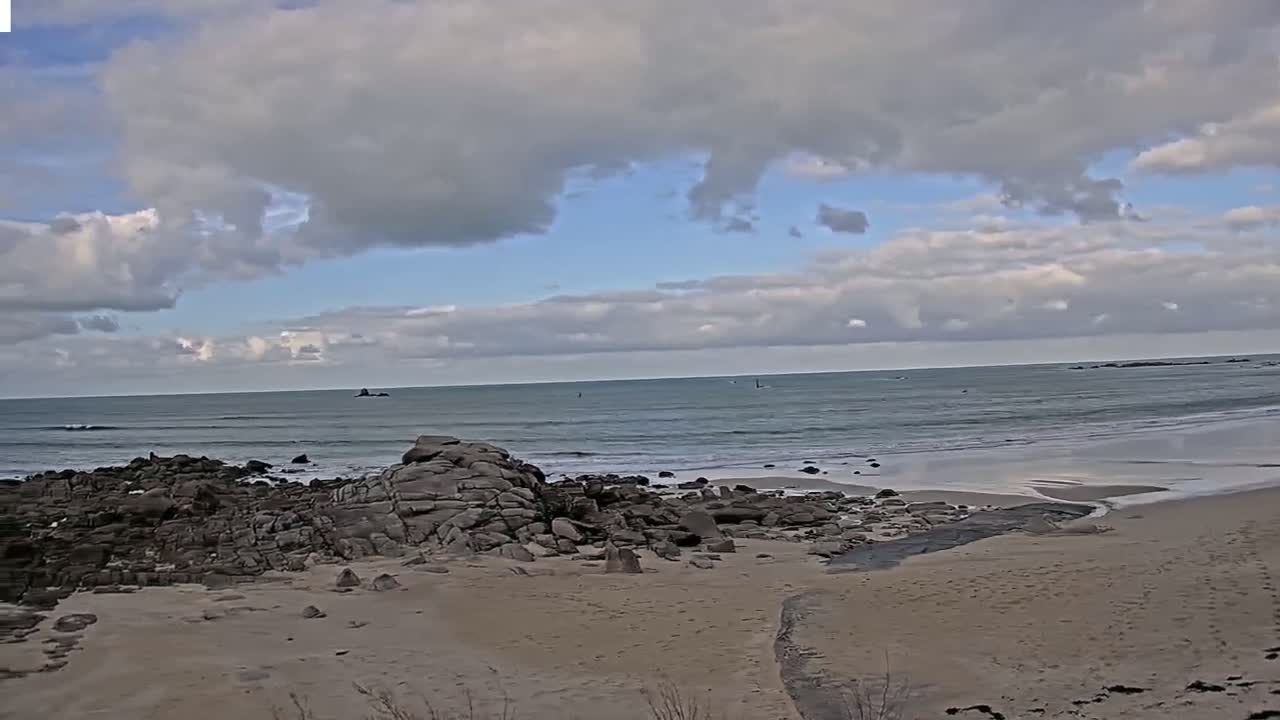 Plouescat Beach Line & City PTZ Live Cam - Morlaix, Finistère, Bretagne, France